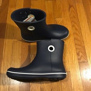 NWT Navy Crocs - Jaunt Shorty Boot Size 9